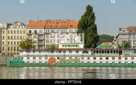 L'amiral hôtel flottant, ou "Botel", qui est amarré sur la rivière Vltava, dans le centre de Prague. Banque D'Images