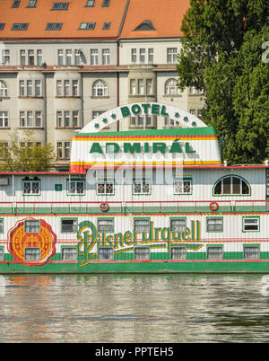 L'amiral hôtel flottant, ou "Botel", qui est amarré sur la rivière Vltava, dans le centre de Prague. Banque D'Images