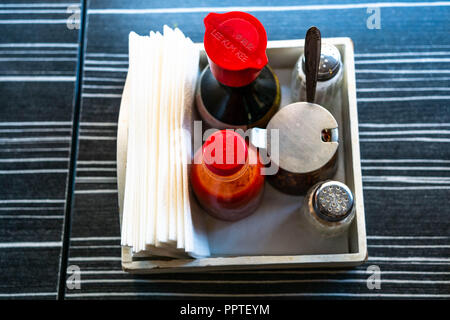 La Sauce soja et de condiments asiatiques Banque D'Images