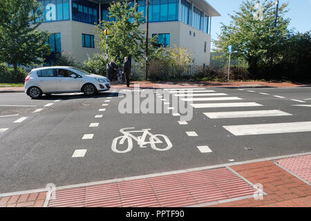 Septembre 2018 - Cycle route croisement spécifique sur une route principale très fréquentée dans le centre de Cardiff Banque D'Images