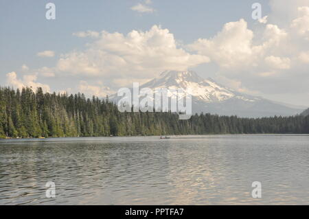 Vue du Mt. Capot de la rive du lac perdu du terrain dans le Camp Resort et Mt. Hood National Park, situé dans la région de Hood River, Oregon. Banque D'Images