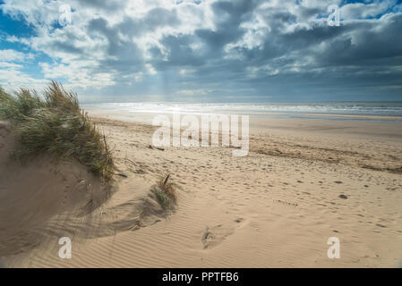 La plage de sable à Formby avec dunes de sable sous le soleil d'après-midi de septembre à l'automne, Merseyside, Angleterre, Royaume-Uni. Banque D'Images