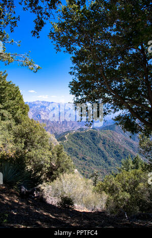 Vue panoramique des montagnes de San Gabriel comme vu du Mont WIlson près de Glendale, Californie Banque D'Images