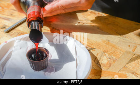 Ginja de Obidos, liqueur de cerises aigres, traditionnel, servi dans de petites tasses faites de chocolat Banque D'Images