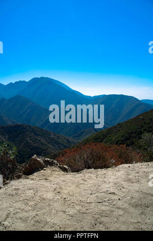 Vue panoramique des montagnes de San Gabriel comme vu du Mont WIlson près de Glendale, Californie Banque D'Images