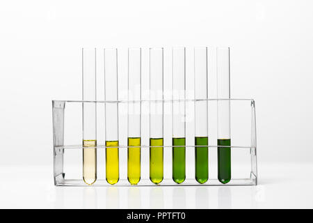 L'équipement de laboratoire, de verres remplis de couleur kit de divers liquides et gels Banque D'Images