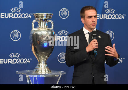 Nyon, Suisse. 27 Sep, 2018. Annonce de football 2024 Championnat d'Animateur : EM Ambassadeur Philipp Lahm de la délégation allemande est debout à côté de l'EM Cup au cours de la cérémonie d'annonce pour le championnat d'Europe de football 2024. L'Allemagne est l'hôte du Championnat d'Europe de football 2024. Les associations de football de l'Allemagne et la Turquie a demandé d'accueillir le Championnat d'Europe 2024. Credit : Soeren Stache/dpa/Alamy Live News Banque D'Images