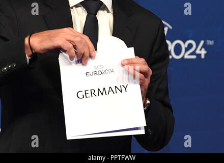 Nyon, Suisse. 27 Sep, 2018. Annonce de football 2024 Championnat d'Animateur : Aleksander Il, Président de l'UEFA, qui affiche une feuille avec les mots 'Allemagne' lors de la cérémonie d'annonce pour le championnat d'Europe 2024. L'Allemagne accueillera le Championnat d'Europe de football 2024. Les associations de football de l'Allemagne et la Turquie a demandé à accueillir le Championnat d'Europe 2024. Credit : Soeren Stache/dpa/Alamy Live News Banque D'Images