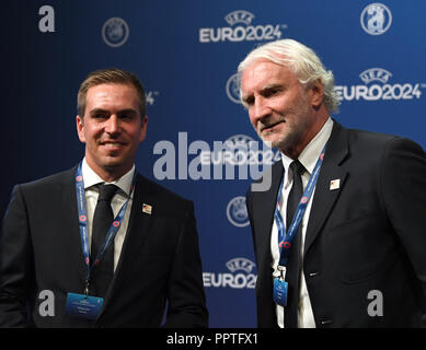 Nyon, Suisse. 27 Sep, 2018. Annonce de football de l'hôte de l'Euro 2024 : ambassadeur européen Philipp Lahm (l) et Rudi Völler de la délégation allemande au cours de la cérémonie d'annonce pour le championnat d'Europe de football 2024. L'Allemagne est l'hôte du Championnat d'Europe de football 2024. Les associations de football de l'Allemagne et la Turquie a demandé à accueillir le Championnat d'Europe 2024. Credit : Soeren Stache/dpa/Alamy Live News Banque D'Images