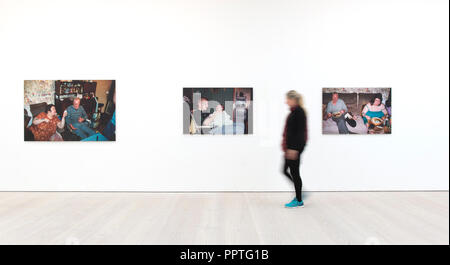 Saatchi Gallery, Londres, Royaume-Uni. 27 Septembre, 2018. Black Mirror explore le rôle de l'art dans la satire sociale, et comment l'incertitude politique a influencé l'art de ces dernières années. À un moment d'inquiétude collective, miroir noir souligne l'importance de l'art et la satire dans la dissection des structures du pouvoir, remettant en question les normes sociales, et de la visualisation de l'instabilité politique, fournissant des secours à la lumière les incertitudes de la vie. Image : Richard Billingham, série d'impressions couleur. Posés avec galerie personnel. Credit : Malcolm Park/Alamy Live News. Banque D'Images