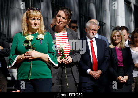 Bruxelles, Belgique. 27 septembre 2018. Le chef du parti travailliste britannique Jeremy Corbyn prend part à l'inauguration d'un square nommé d'après Jo Cox, un député travailliste britannique qui a été tué en 2016. Alexandros Michailidis/Alamy Live News Banque D'Images