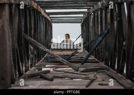 Londres, Royaume-Uni. 27 Sep 2018. Marianne Vitale, pont brûlé, 2012 - miroir noir la nouvelle exposition à la galerie Saatchi à propos du rôle de l'art dans la satire sociale - présentant le travail de 26 artistes contemporains. Il s'étend du 28 Sept 18 au 13 jan 19. Crédit : Guy Bell/Alamy Live News Banque D'Images