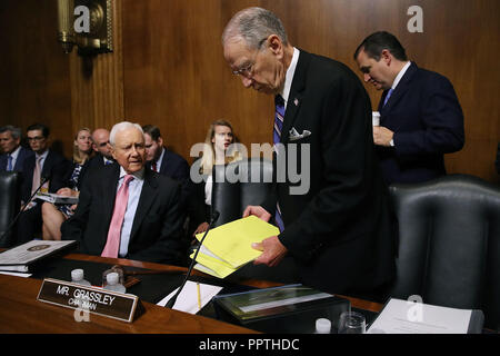 WASHINGTON, DC - 27 SEPTEMBRE : Comité judiciaire du Sénat Président Charles Grassley (R-IA) (C) et les membres du comité Sén. Ted Cruz (R-TX) (R) et le sénateur Orrin Hatch (R-UT) préparer l'arrivée de Christine Blasey Ford dans le Dirksen Sénat Immeuble de bureaux sur la colline du Capitole, le 27 septembre 2018 à Washington, DC. Professeur à l'Université de Palo Alto et un chercheur en psychologie à l'École de médecine de l'Université de Stanford, Ford a accusé candidat à la Cour suprême Juge Brett Kavanaugh d'agression sexuelle sur elle pendant une partie en 1982 lorsqu'ils étaient des élèves du secondaire dans la banlieue de Beijing. Credit : Banque D'Images