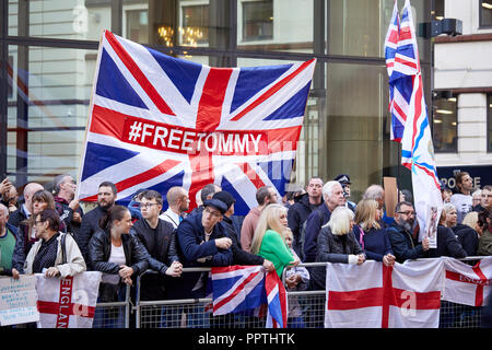 Londres, Royaume-Uni. 27 septembre 2018. Les partisans de Tommy Robinson à l'extérieur de l'ancienne Cour Bailey avant son audience. Crédit : Kevin Frost/Alamy Live News