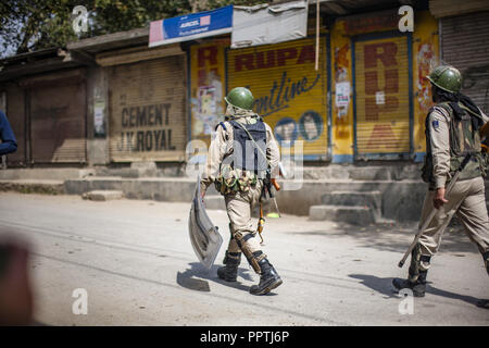 Panzan, Jammu-et-Cachemire. 27 septembre 2018 - Les forces gouvernementales se tenir près de la fusillade alerte sur site le 27 septembre 2018 dans Panzan à l'ouest de Srinagar, la capitale d'été du Cachemire indien, l'Inde. Les autorités indiennes ont imposé un couvre-feu dans certaines régions de Srinagr ville la capitale d'été de le Cachemire sous administration indienne Crédit : ZUMA Press, Inc./Alamy Live News Banque D'Images