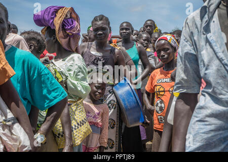 L'Ouganda. 7 mai, 2018. Réfugiés Soudanais du sud vu la queue pour obtenir leur ration de l'approvisionnement alimentaire à Bidi Bidi l'établissement des réfugiés. Credit : Alda Tsang SOPA/Images/ZUMA/Alamy Fil Live News Banque D'Images