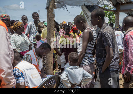 L'Ouganda. 7 mai, 2018. Réfugiés Soudanais du sud vu la queue pour obtenir leur ration de l'approvisionnement alimentaire à Bidi Bidi l'installation des réfugiés avec l'aide d'une vision du monde personnel. Credit : Alda Tsang SOPA/Images/ZUMA/Alamy Fil Live News Banque D'Images