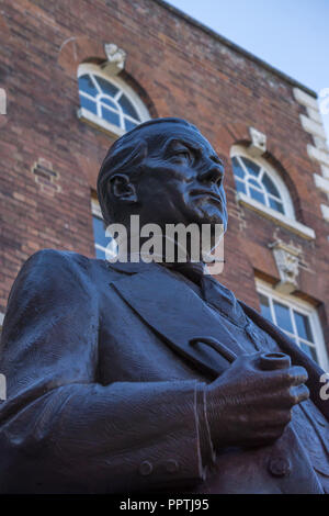 Bewdley, UK. 27 Septembre, 2018. Le duc de Gloucester dévoile la statue en l'honneur du plus célèbre fils Blakebrook trois fois premier ministre britannique, Stanley Baldwin. En présence de dignitaires locaux, y compris des représentants de Tom Watson et Mark Garnier et l'arrière petite-fille de M. Baldwin. Credit : Lee Hudson/Alamy Live News Banque D'Images