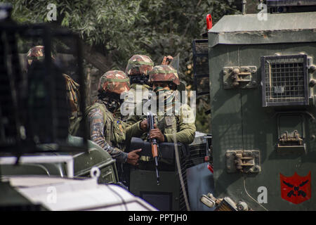 Panzan, Jammu-et-Cachemire. 27 septembre 2018 - Les forces gouvernementales se tenir près de la fusillade alerte sur site le 27 septembre 2018 dans Panzan à l'ouest de Srinagar, la capitale d'été du Cachemire indien, l'Inde. Les autorités indiennes ont imposé un couvre-feu dans certaines régions de Srinagr ville la capitale d'été de le Cachemire sous administration indienne Crédit : ZUMA Press, Inc./Alamy Live News Banque D'Images