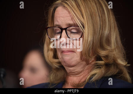 Christine Blasey Ford, la femme accusant candidat à la Cour suprême Brett Kavanaugh d'avoir agressé sexuellement sa lors d'une fête il y a 36 ans, témoigne devant le Comité judiciaire du Sénat sur la colline du Capitole à Washington, DC, le 27 septembre 2018. / Piscine / SAUL LOEB | conditions dans le monde entier Banque D'Images