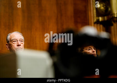 WASHINGTON, DC - 27 SEPTEMBRE : le sénateur Charles E. Grassley (R-L'Iowa), président du comité, à gauche, et la sénatrice Dianne Feinstein (D-Calif.), rang lors d'une audience du Comité judiciaire du Sénat le jeudi 27 septembre 2018 sur la colline du Capitole. (Melina Mara/Piscine/le Washington Post) dans le monde entier d'utilisation | Banque D'Images