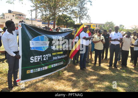 À Jinja, en Ouganda. Septembre 27th, 2018. Le ministre d'Etat du Tourisme, de la faune et des antiquités Godfrey Kiwanda (2e à droite) est assisté par l'Ouganda de l'Office du tourisme Président Daudi Migereko (4e à gauche) en plantant un arbre au jardin Rippon à Jinja au cours de célébrations nationales pour marquer la Journée mondiale du tourisme. Credit : Donald Kiirya/Alamy Live News. Banque D'Images