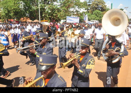 À Jinja, en Ouganda. Septembre 27th, 2018. Le ministre d'Etat du Tourisme, de la faune et des antiquités Godfrey Kiwanda (2e à droite) est assisté par l'Ouganda de l'Office du tourisme Président Daudi Migereko (4e à gauche) en plantant un arbre au jardin Rippon à Jinja au cours de célébrations nationales pour marquer la Journée mondiale du tourisme. Credit : Donald Kiirya/Alamy Live News. Banque D'Images