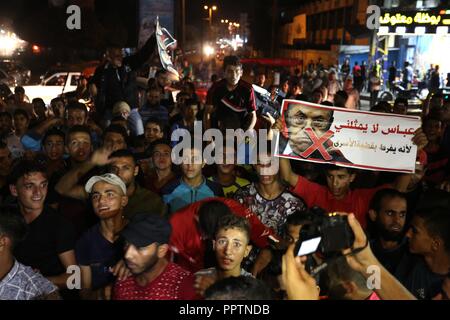 Rafah, bande de Gaza, territoire palestinien. 27 Sep, 2018. Les Palestiniens prennent part à une manifestation de protestation contre le président Mahmoud Abbas à la suite de son discours à l'Assemblée générale des Nations Unies, à Rafah dans le sud de la bande de Gaza le 27 septembre, 2018 Crédit : Ashraf Amra/APA/Images/fil ZUMA Alamy Live News Banque D'Images