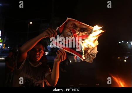 Rafah, bande de Gaza, territoire palestinien. 27 Sep, 2018. Les Palestiniens prennent part à une manifestation de protestation contre le président Mahmoud Abbas à la suite de son discours à l'Assemblée générale des Nations Unies, à Rafah dans le sud de la bande de Gaza le 27 septembre, 2018 Crédit : Ashraf Amra/APA/Images/fil ZUMA Alamy Live News Banque D'Images