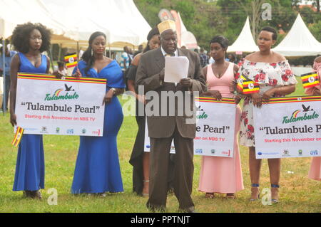 À Jinja, en Ouganda. Septembre 27th, 2018. Le premier Premier Ministre de l'Ouganda le général Moses Ali (milieu) s'attaquer aux invités pendant les célébrations pour marquer la Journée mondiale du tourisme au jinja Rugby motifs. Credit : Donald Kiirya/Alamy Live News. Banque D'Images