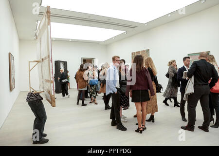 Londres, Royaume-Uni. 27 septembre 2018. Londres, Angleterre. Private view at Saatchi Gallery, King's Road, Chelsea. Vue privée de Black Mirror:l'Art comme de satire sociale et les forêts et les spiritueux:l'art figuratif de l'École de Khartoum.Philippa Addams d'expositions et d'Acquisitions, Aramatou Toure, designer et modèle, Roubi L'Roubi, Peter Jonas, cinéaste sud-africain entre autres.© Peter Hogan/Alamy Live News Banque D'Images