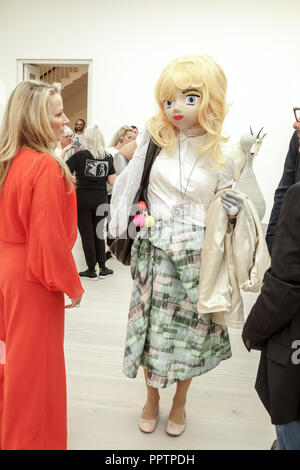 Londres, Royaume-Uni. 27 septembre 2018. Londres, Angleterre. Private view at Saatchi Gallery, King's Road, Chelsea. Vue privée de Black Mirror:l'Art comme de satire sociale et les forêts et les spiritueux:l'art figuratif de l'École de Khartoum.Philippa Addams d'expositions et d'Acquisitions, Aramatou Toure, designer et modèle, Roubi L'Roubi, Peter Jonas, cinéaste sud-africain entre autres.© Peter Hogan/Alamy Live News Banque D'Images