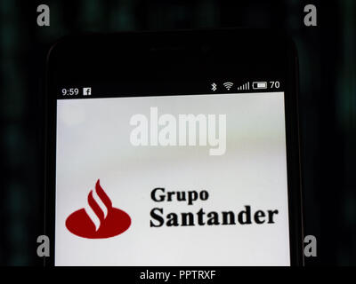 Kiev, Ukraine. 27 Sep, 2018. Banco Santander vu le logo affiché sur le téléphone intelligent. Groupe Santander est un groupe bancaire espagnol. Crédit : Igor Golovniov SOPA/Images/ZUMA/Alamy Fil Live News Banque D'Images