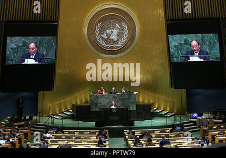 Organisation des Nations Unies. 27 Sep, 2018. Le premier ministre du Vietnam Nguyen Xuan Phuc aborde le débat général de la 73e session de l'Assemblée générale des Nations Unies au siège de l ONU à New York le 27 septembre 2018. Credit : Qin Lang/Xinhua/Alamy Live News Banque D'Images