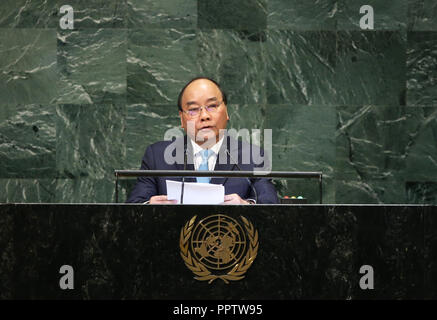 Organisation des Nations Unies. 27 Sep, 2018. Le premier ministre du Vietnam Nguyen Xuan Phuc aborde le débat général de la 73e session de l'Assemblée générale des Nations Unies au siège de l ONU à New York le 27 septembre 2018. Credit : Qin Lang/Xinhua/Alamy Live News Banque D'Images