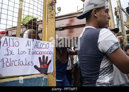 Caracas, Venezuela, Miranda. 27 Sep, 2018. Une plaque apposée sur le mur qui lit ''assez pour les exactions de la police'' tandis que les amis déposer le cercueil avec le corps de Christian Charri.parents pleurer la mort de coiffure et basketteur, Christian Charris, 25 ans, assassiné le dimanche 24 septembre de la part de la Force d'actions spéciales (FAES) de la Police nationale bolivarienne (PNB) lorsqu'il est rentré chez lui pour fêter son anniversaire. Fonctionnaires exécuté lui pensant qu'il était un criminel. Credit : ZUMA Press, Inc./Alamy Live News Banque D'Images