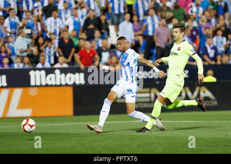 Saragosse, Espagne. 26 Sep, 2018. (L-R) Youssef (En-Nesyri Leganes), Gerard Pique (Barcelone) Football/soccer : "La Liga espagnole Santander' match entre CD Leganes 2-1 FC Barcelone à l'Estadio Municipal de Butarque à Martorell, Espagne . Credit : Mutsu Kawamori/AFLO/Alamy Live News Banque D'Images