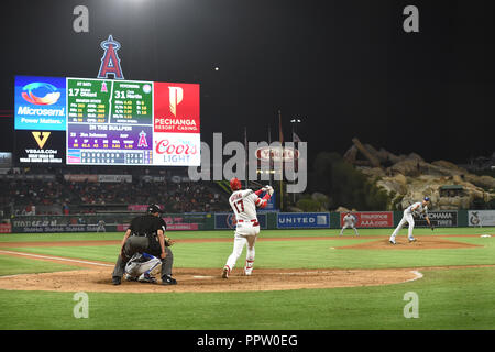 Los Angeles Angels frappeur Shohei Ohtani frappe un home run solo off Texas Rangers lanceur droitier Chris Martin dans la huitième manche au cours de la jeu de la Ligue Majeure de Baseball au Angel Stadium à Anaheim, en Californie, États-Unis, le 26 septembre 2018. Credit : AFLO/Alamy Live News Banque D'Images