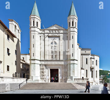 Cascia ombrie italie. Basilique de Santa Rita, la célèbre église de pèlerinage qui contient les restes du saint. Banque D'Images