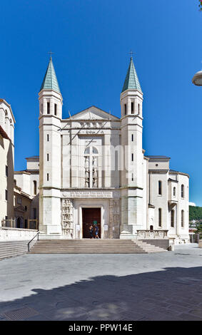 Cascia ombrie italie. Basilique de Santa Rita, la célèbre église de pèlerinage qui contient les restes du saint. Banque D'Images