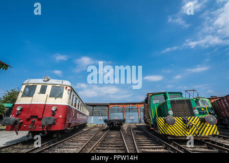 Jaworzyna Slaska, Pologne - Août 2018 : vieux rétro désaffectés train les locomotives et wagons sur le côté des pistes dans le dépôt au Musée de l'industrie a Banque D'Images