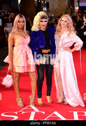 Munroe Bergdorf, Jodie dures et Courtney Act participant à la UK Premiere d'une étoile est née qui s'est tenue à la vue West End, Leicester Square, Londres. Banque D'Images