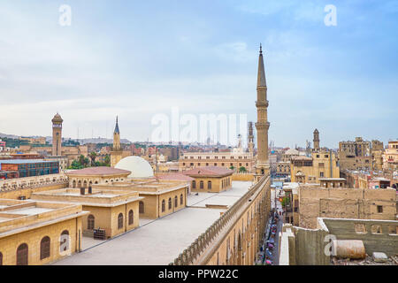 Le matin vue aérienne sur le toit de la mosquée Al-Hussein avec son minaret entouré de vieux bâtiments historiques, Le Caire, Egypte Banque D'Images
