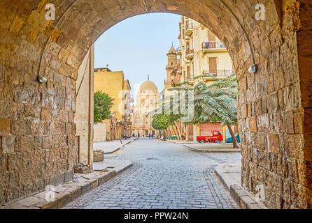 Promenade le long de la rue vide, le matin du Caire avec la vue sur l'immense complexe Qalawun historique sur la rue Al-Moez, Egypte Banque D'Images