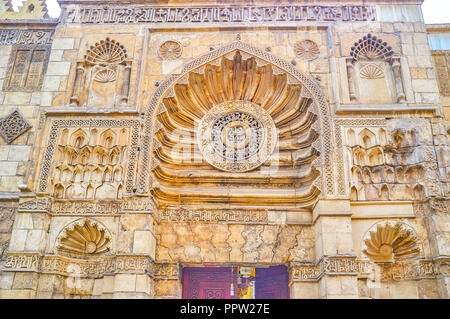 Le portail de la mosquée Al-Aqmar décorées de motifs géométriques sculptés avec medalion avec des inscriptions au milieu, Le Caire, Egypte Banque D'Images