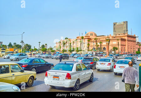 Le CAIRE, ÉGYPTE - Le 23 décembre 2017 : l'heure de pointe à Midan Tahrir Square avec de beaux musée égyptien s'appuyant sur l'arrière-plan, le 23 décembre en Ca Banque D'Images