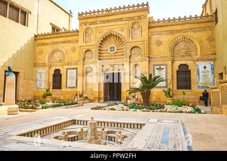 Le CAIRE, ÉGYPTE - Le 23 décembre 2017 : Le bâtiment central du Musée Copte richement décorée de motifs sculptés dans le style des premiers chrétiens à l'inscriptio Banque D'Images