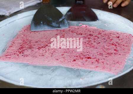 La préparation de la crème glacée frite mélanger rose fraise avec Banque D'Images