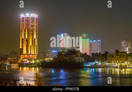 Le CAIRE, ÉGYPTE - Le 23 décembre 2017 : les hôtels de luxe à Cairo situé sur les rives du Nil et magnifiquement éclairé la nuit, le 23 décembre i Banque D'Images