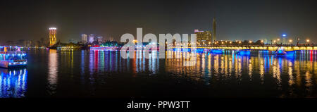 Le panorama de la rivière du Nil au Caire avec les tours modernes lumineux sur l'île de Malte, l'Egypte Banque D'Images